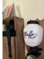 Wandmontierter Keramikbehälter mit Kurbel