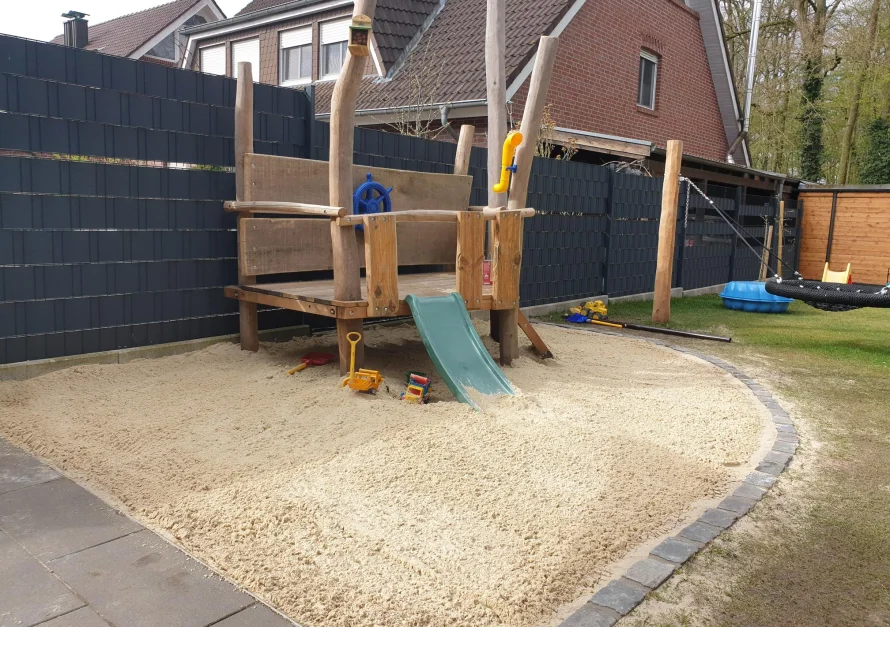 Sandkasten mit Spielplatz
