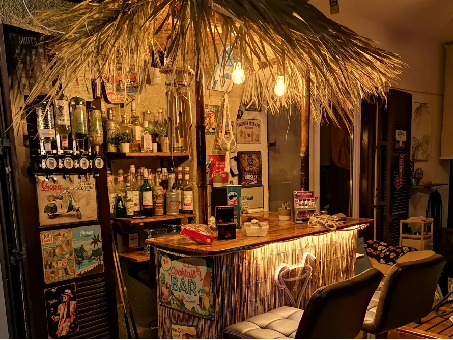 Selbstgebaute Bar im Tiki-Stil