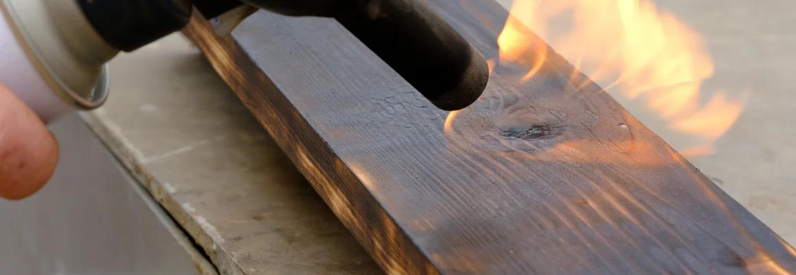 Holzbearbeitung mit Gasbrenner