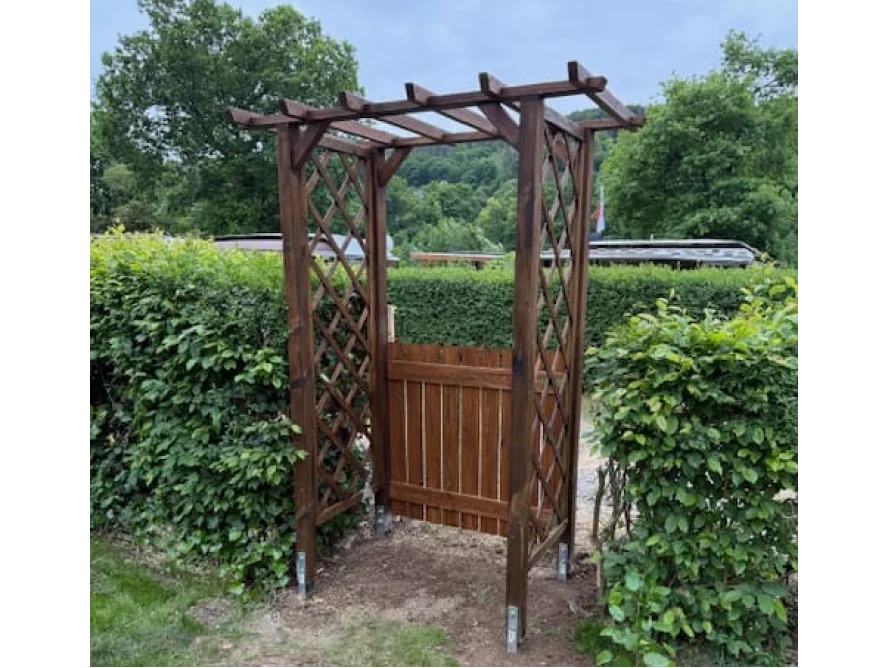 Hölzerner Gartenbogen mit Tor