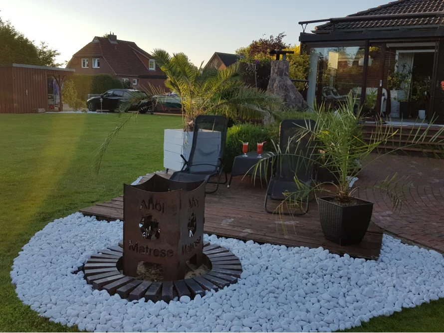 Garten mit Feuerstelle und Sitzgelegenheiten