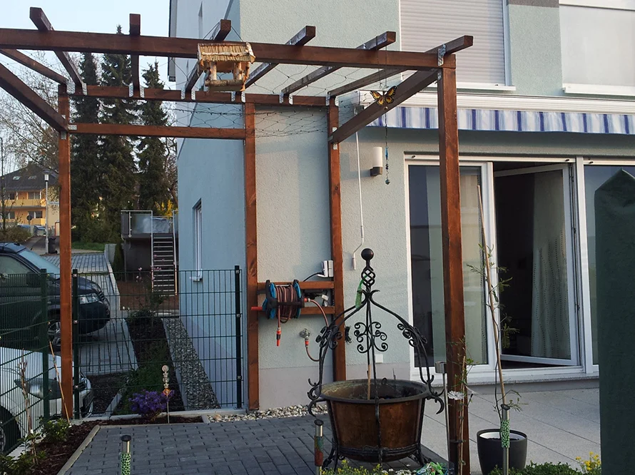 Holzpergola an Hauswand