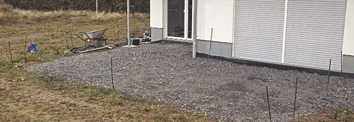 Schotterfläche vor einem Haus