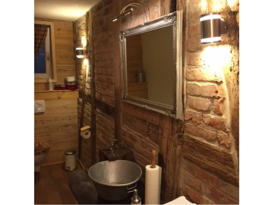Rustikales Badezimmer mit Ziegelwand