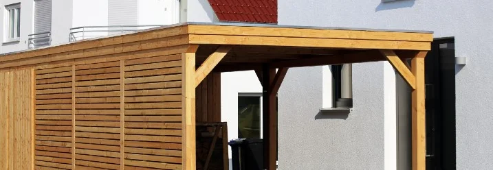 Holzcarport vor einem Haus