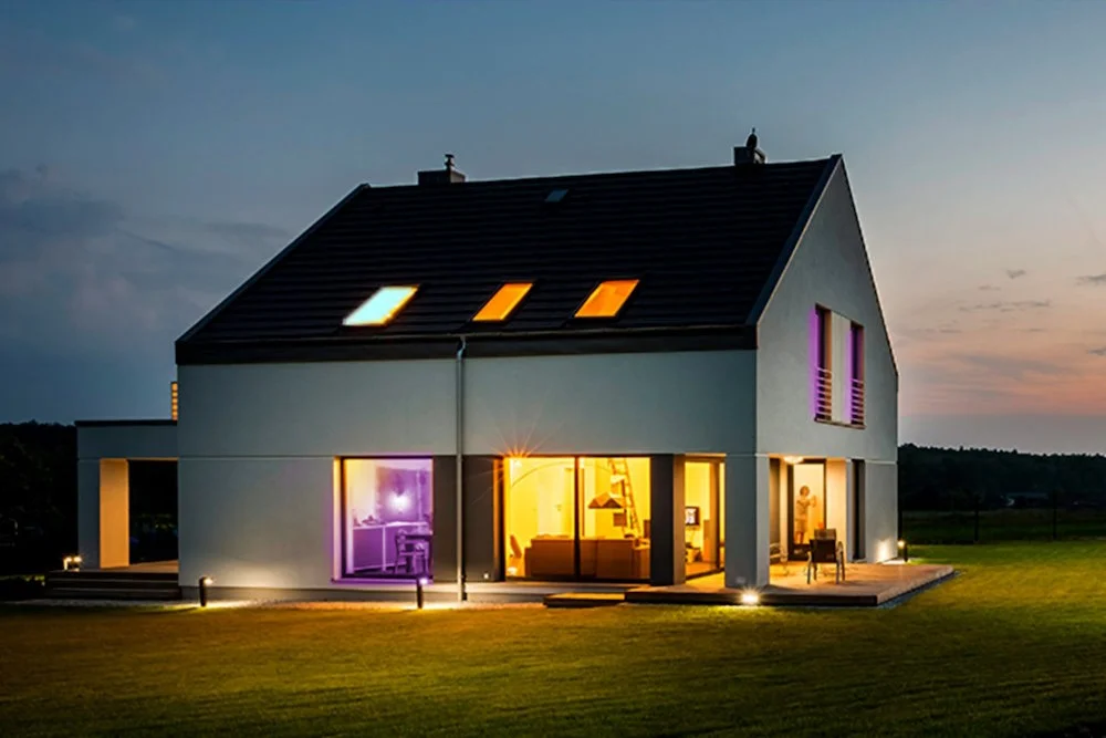 Modernes Haus mit Beleuchtung bei Nacht