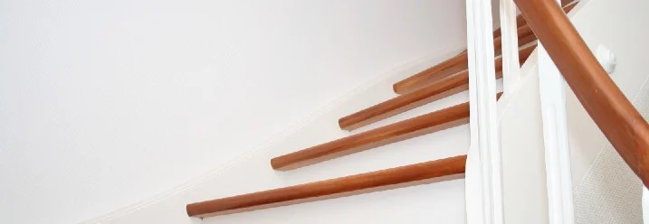 Holztreppe mit weißem Geländer