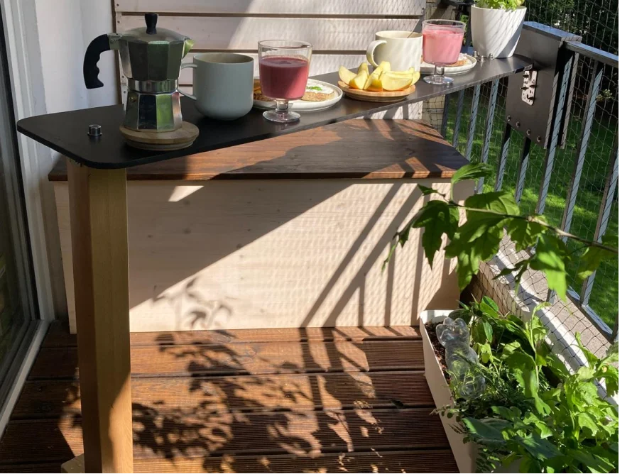 Frühstück auf einem Balkontisch