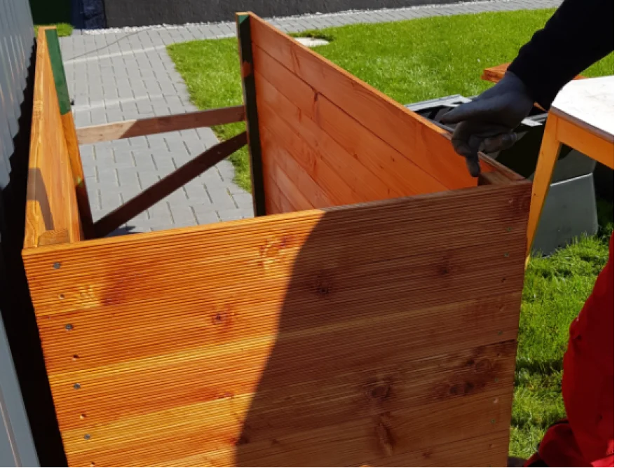 Hand baut ein Gartenhaus aus Holz