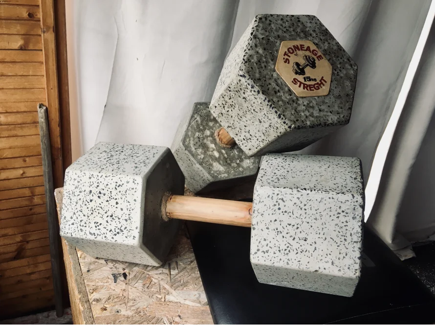 Zwei sechseckige Hanteln aus Beton