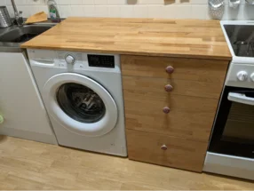 Waschmaschine mit Holzarbeitsplatte und Schubladen