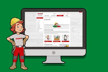 Comic-Figur Tom steht neben der toyom.live Website auf Computerbildschirm