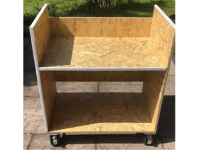 Holzregal mit zwei Ebenen auf Rollen