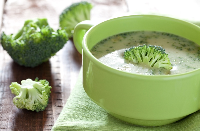 Cremige Brokkolisuppe in einer grünen Schüssel