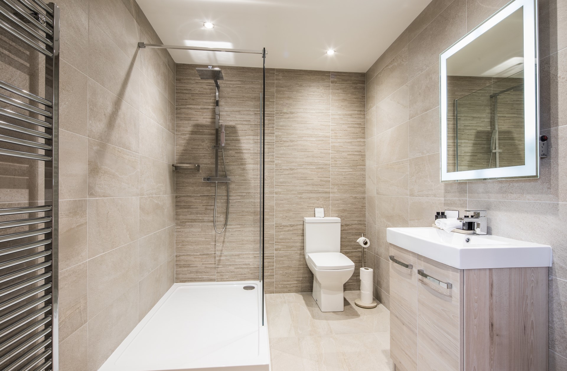 Modernes Badezimmer mit Dusche