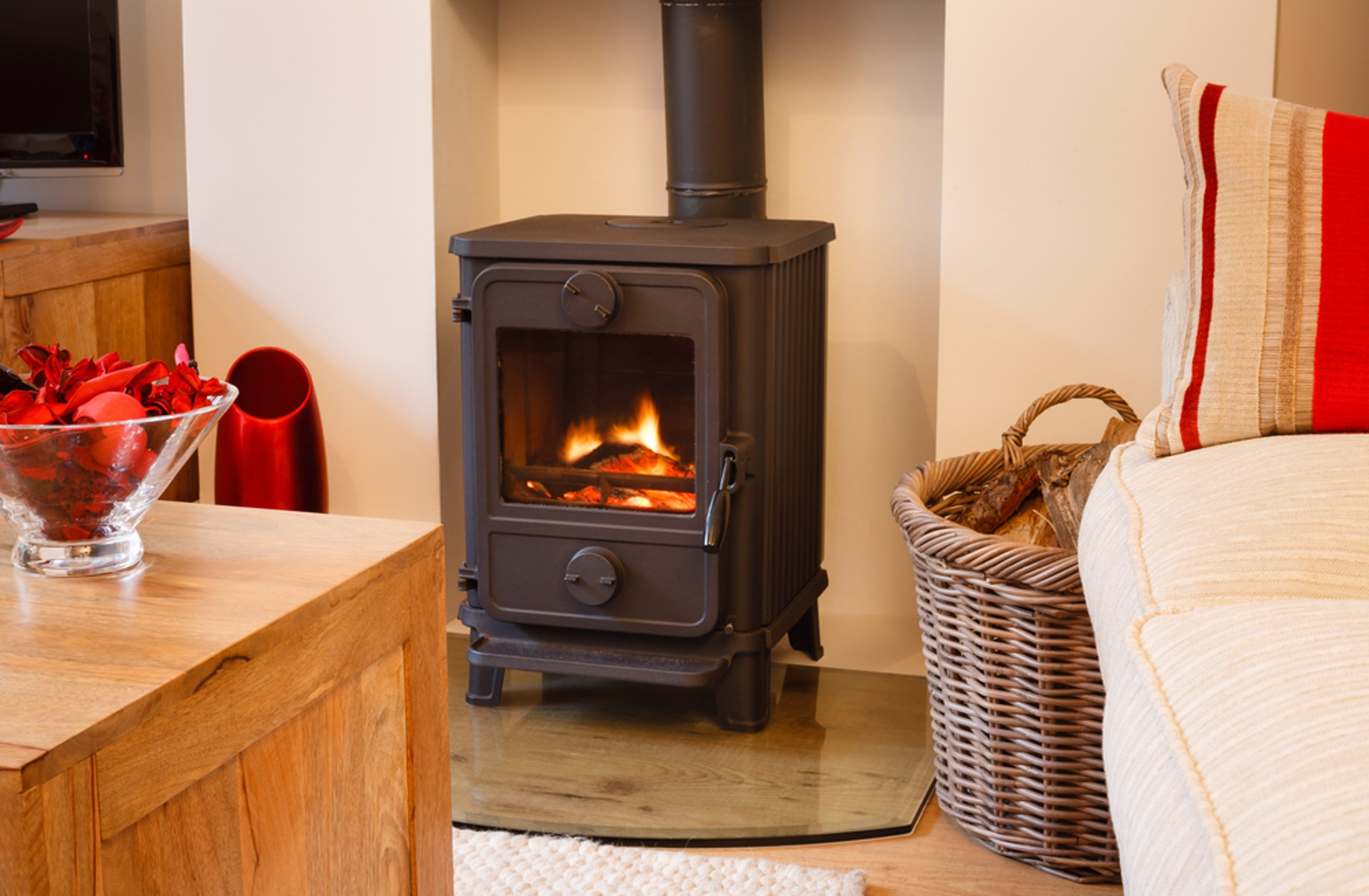 Ein brennender Kamin in einem Wohnzimmer